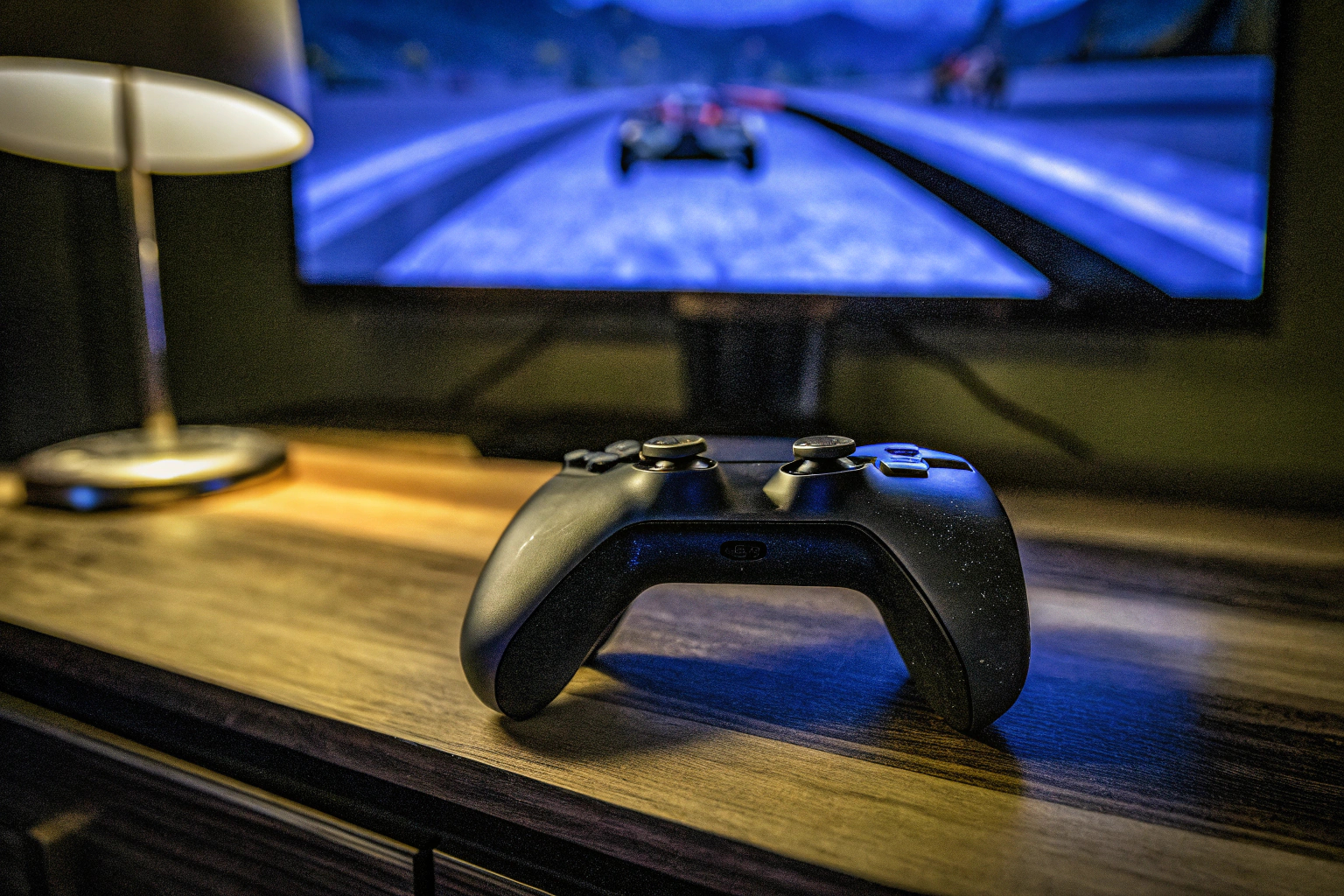 Gamer spielt ein Rennspiel auf der PS5