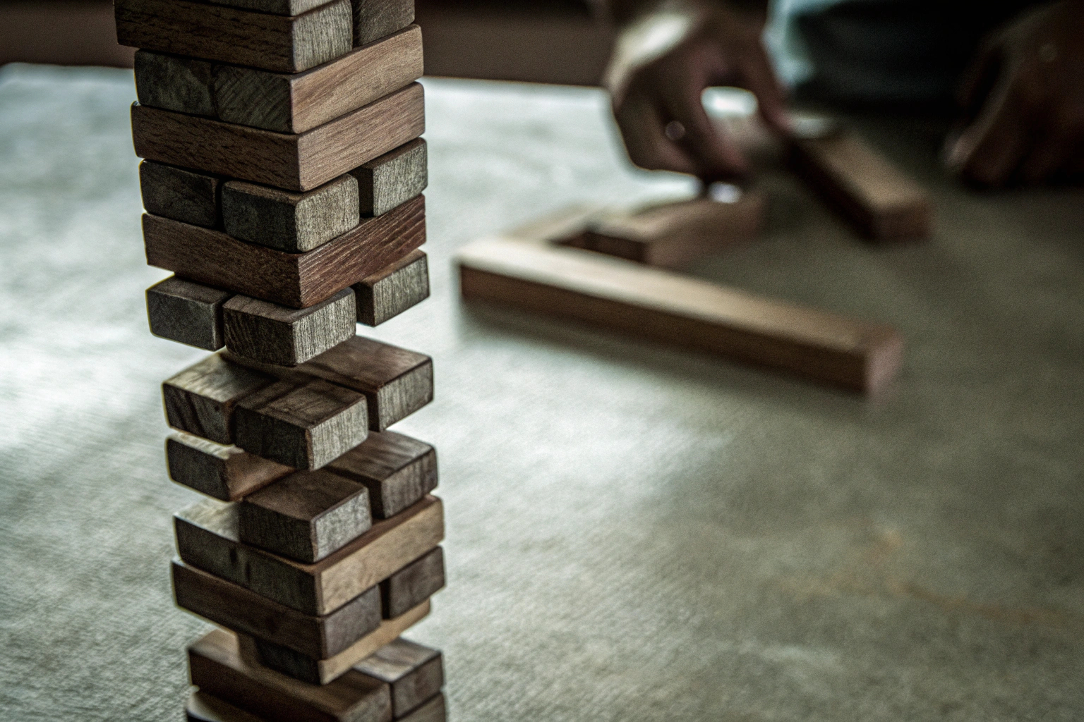 Jenga-Spiel in Aktion