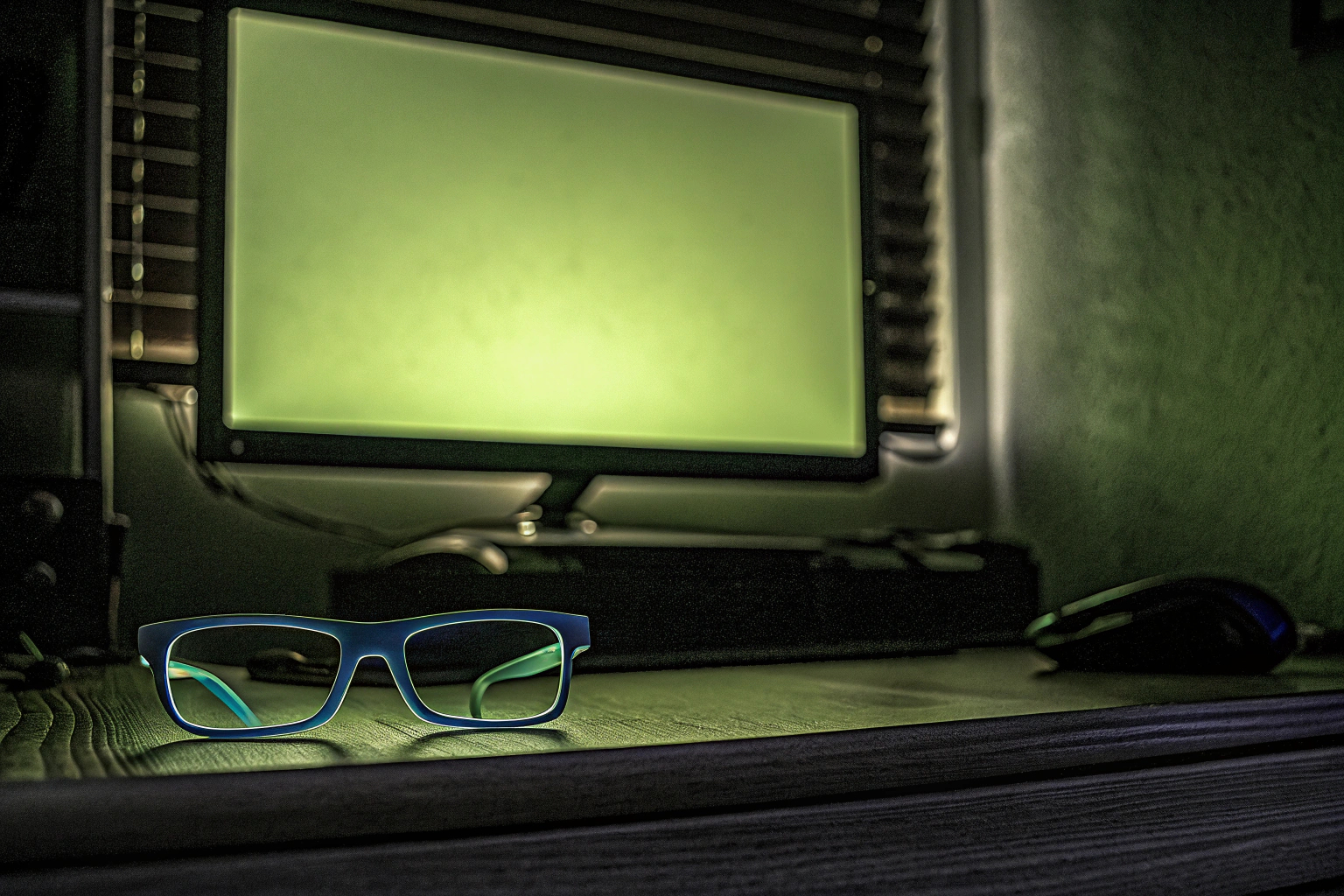 Gamer mit Blaulicht-blockierender Brille