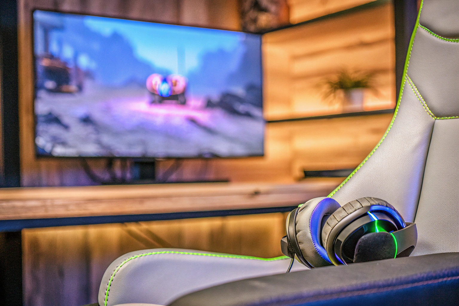 Gamer mit Headset beim Spielen