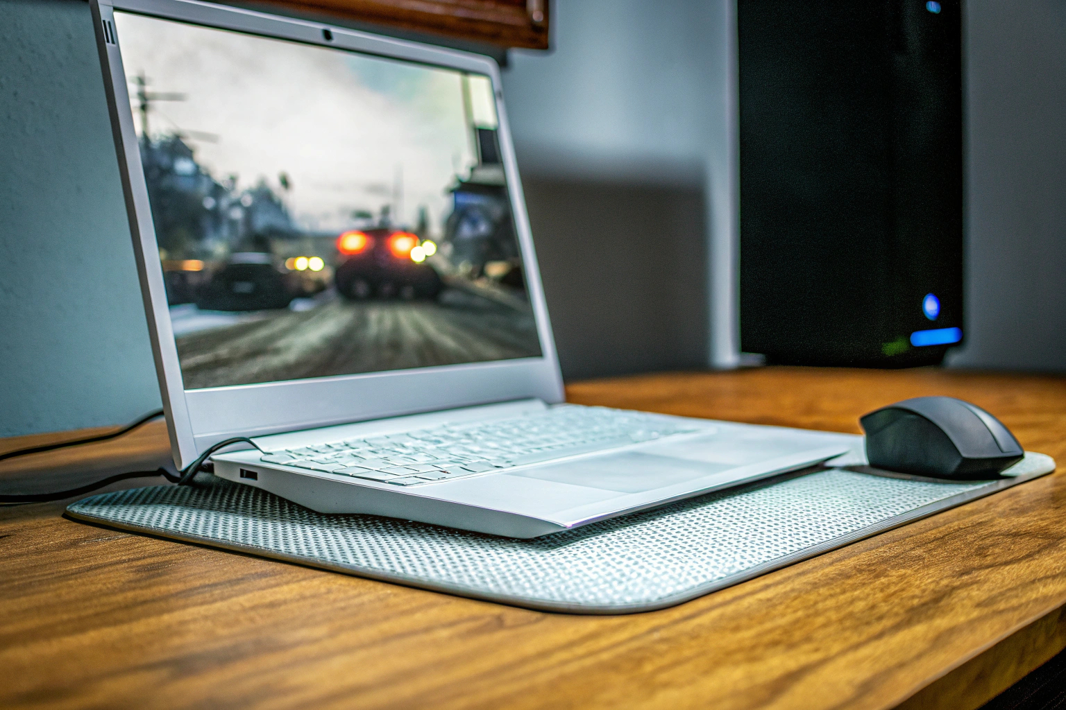 Gaming-Setup mit Tastatur und Kühlpad