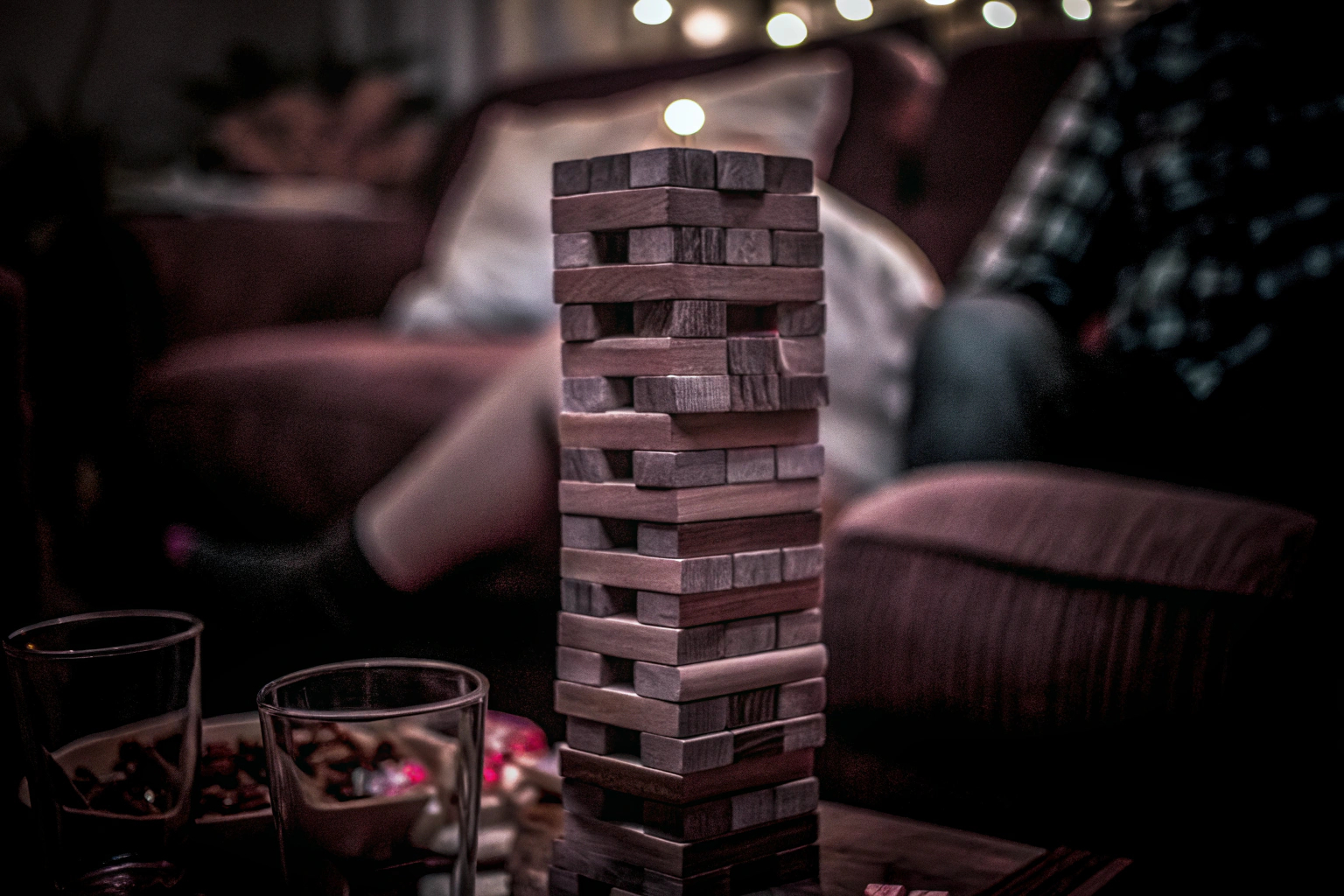 Freunde spielen Jenga