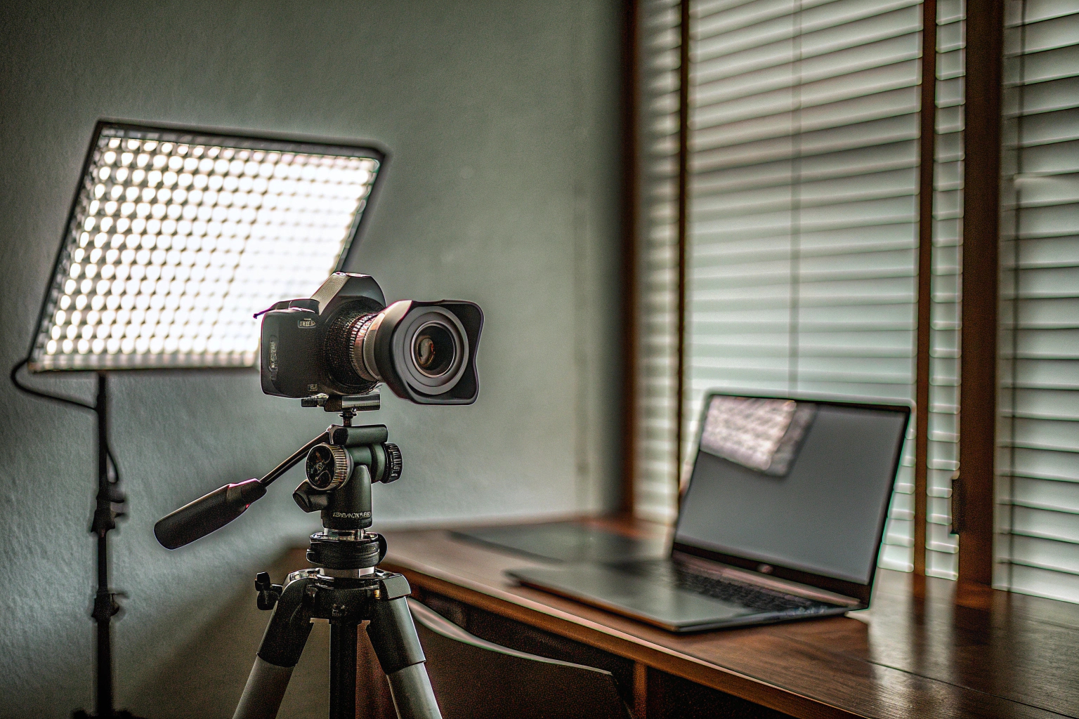 Streaming-Setup mit Kamera und Mikrofon