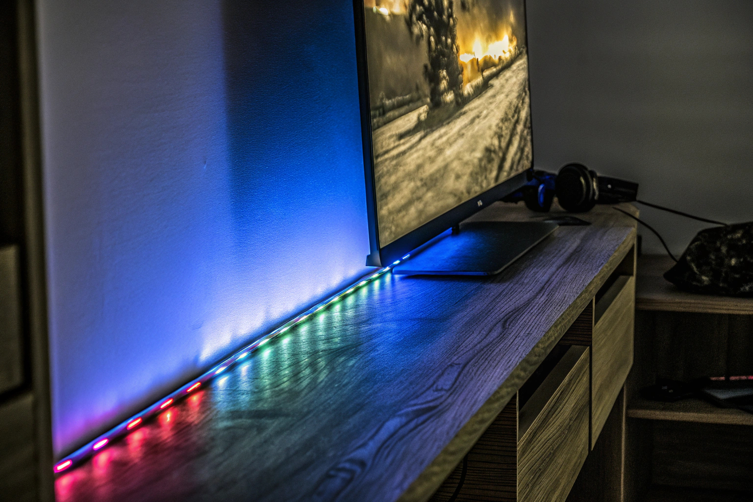 RGB-Lichtleiste bei einem Gaming-Setup