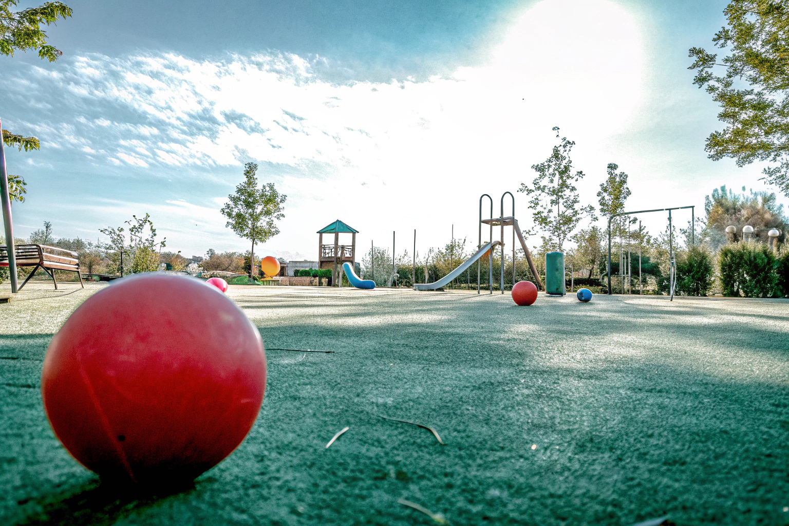 Kinder spielen mit einem Ball im Freien