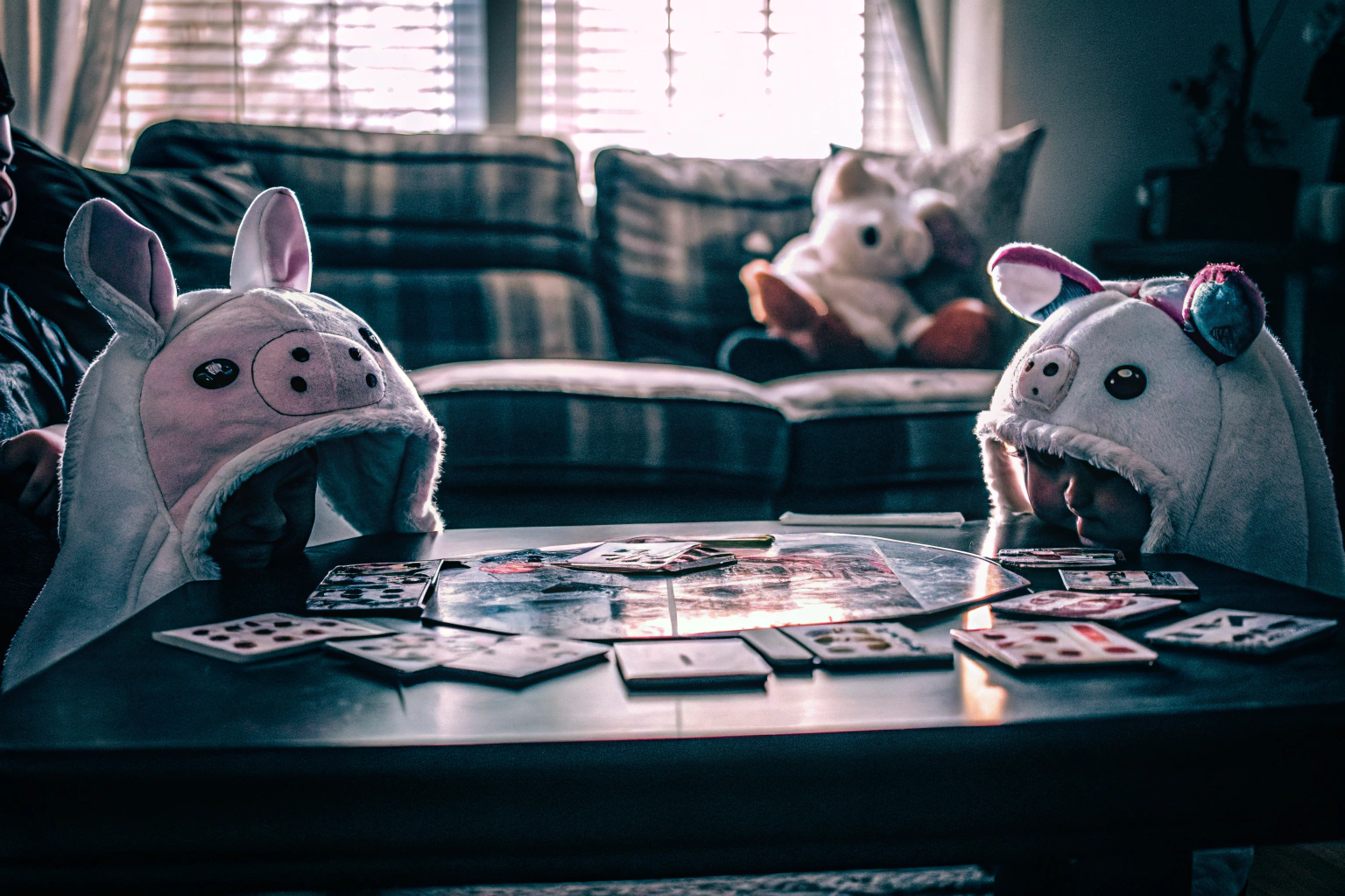 Familie spielt Hedbanz